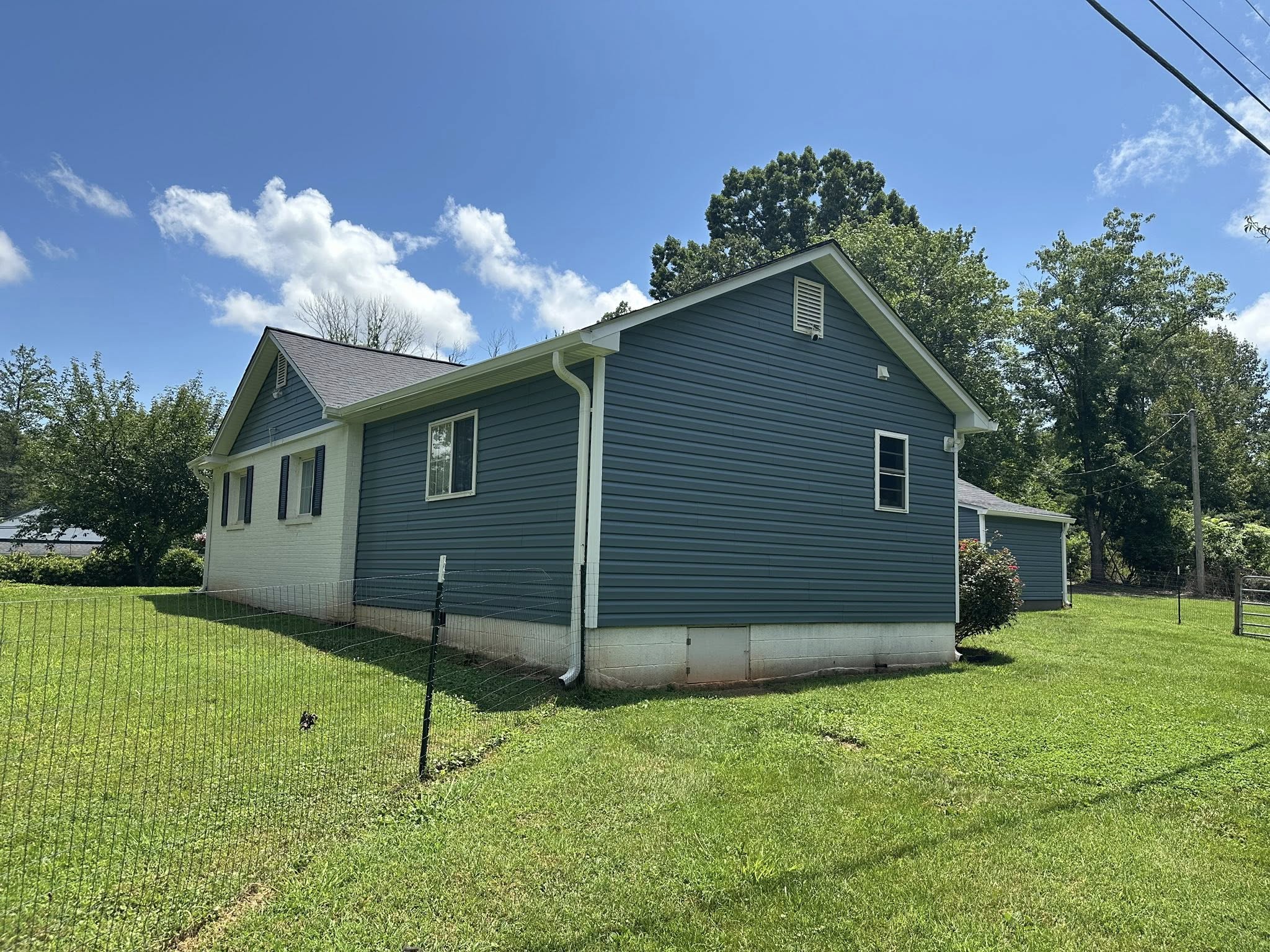 Siding contractor Warrenton VA blue gray vinyl siding by Berry Good Builders